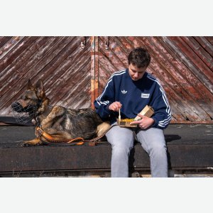 Junger Mann mit Hund - Gisela Aul