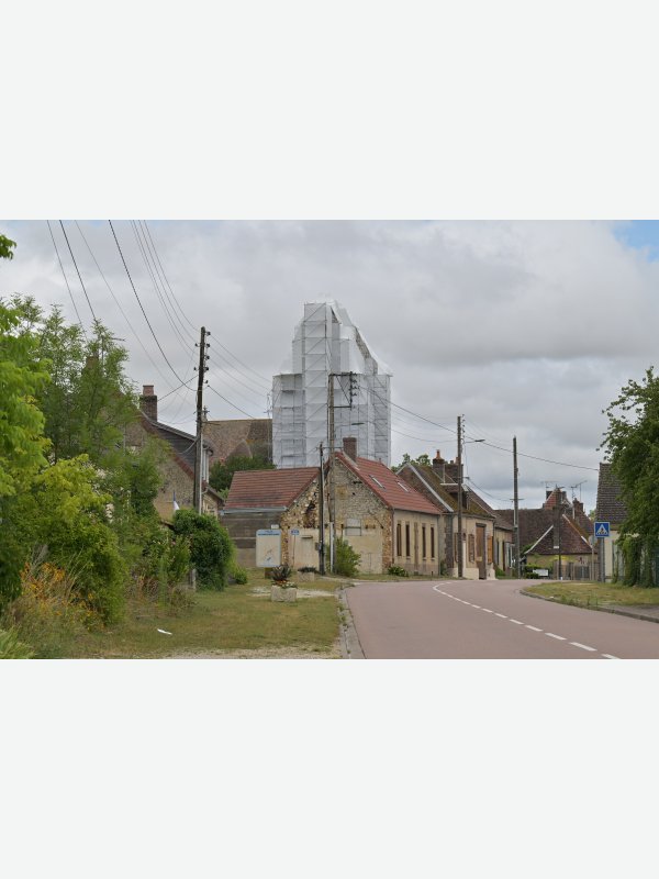 Verhüllter Kirchturm aus der Ferne