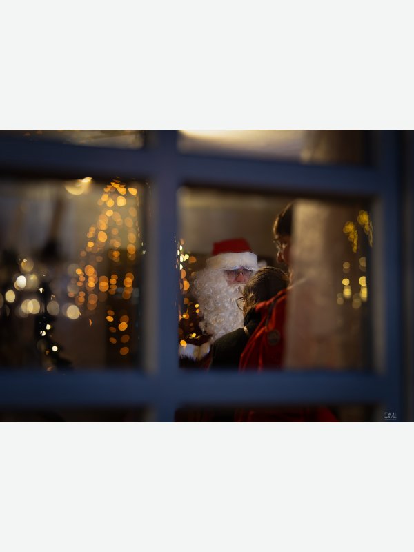 Durchs Fenster geschaut - Claus Müller