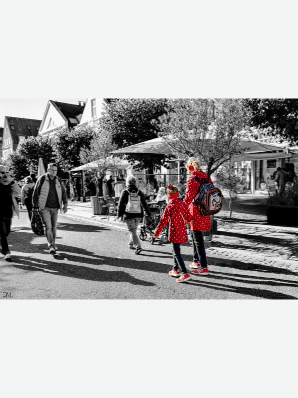 Mutter und Tochter in Rot - Claus Müller