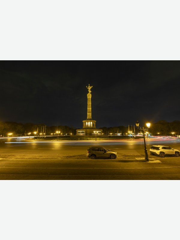 Siegessäule Berlin mit Lichtspuren  -  Pascal Nolte